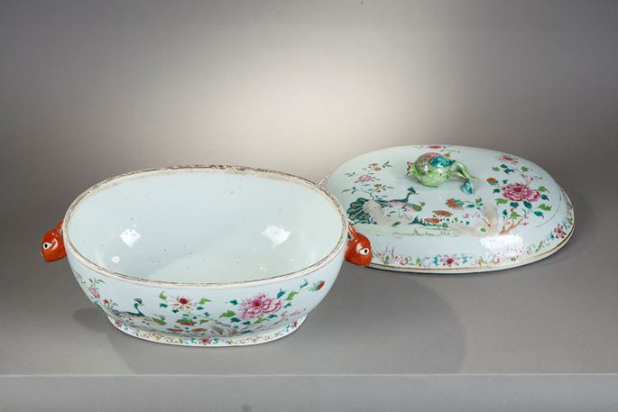Tureen oval with its porcelain presentoir Famille Rose  taken from the pomegranate shaped lid | MasterArt
