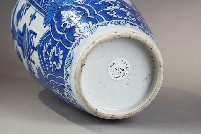 Vase porcelain blue and white decorated with flowers et mobilars objects | MasterArt