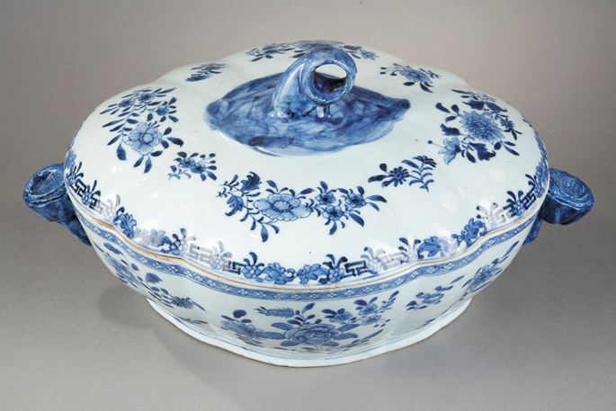 Tureen and its cover in blue white porcelain from a European orfevrerie model - flowers shaped handles | MasterArt