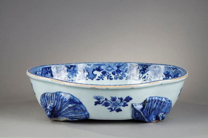 Rare cup or small basin of European shape on four legs in Blue White porcelain | MasterArt