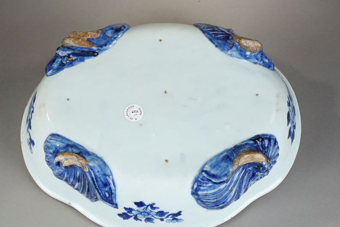 Rare cup or small basin of European shape on four legs in Blue White porcelain | MasterArt
