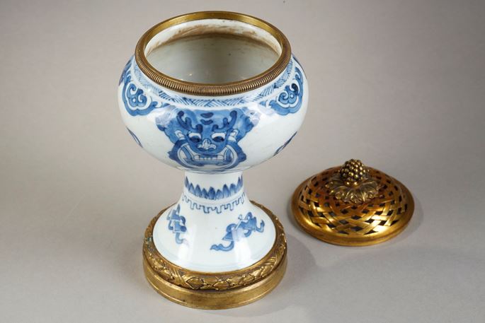 Stemcup porcelain blue and white | MasterArt