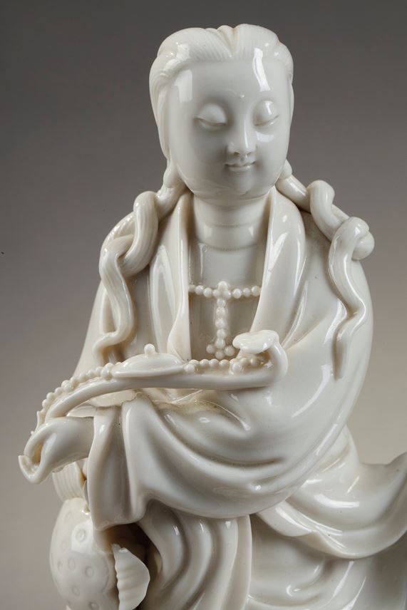 Figure of Guanyin seated in porcelain &quot;Blanc de Chine&quot; | MasterArt