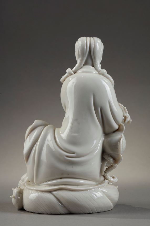 Figure of Guanyin seated in porcelain &quot;Blanc de Chine&quot; | MasterArt