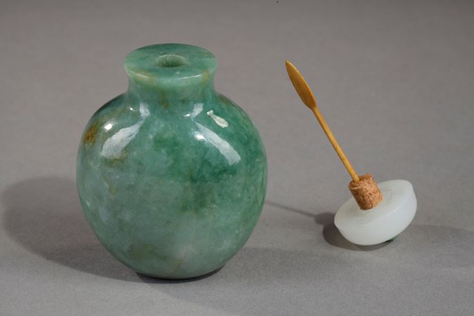Snuff bottle jade spotted green apple and rust | MasterArt