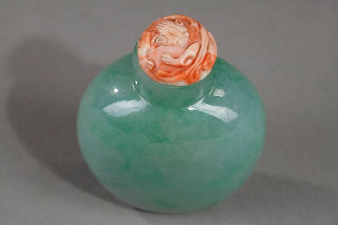 Snuff bottle jadeite apple green - stopper coral sculpted with a dragon | MasterArt
