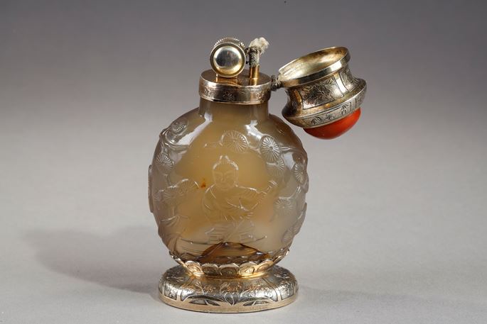 Rare snuff bottle in agate carved and mounted in gilded brick | MasterArt