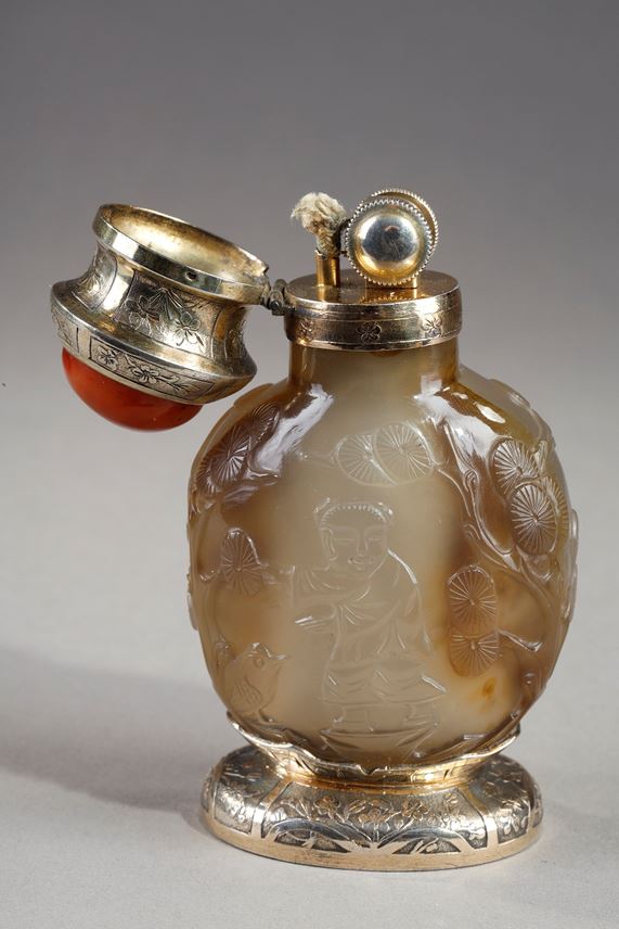 Rare snuff bottle in agate carved and mounted in gilded brick | MasterArt