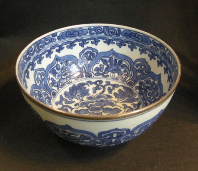 Bowl  porcelain blue white decorated with stylised flowers and Ruyi heads | MasterArt