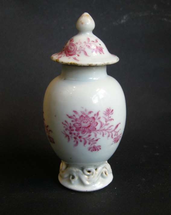Small tea caddy porcelain famille rose