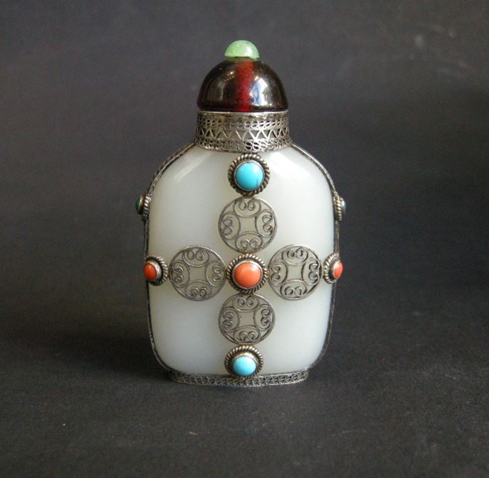 Jade white snuff bottle with silver filigree mount - Silver mount 20th century | MasterArt