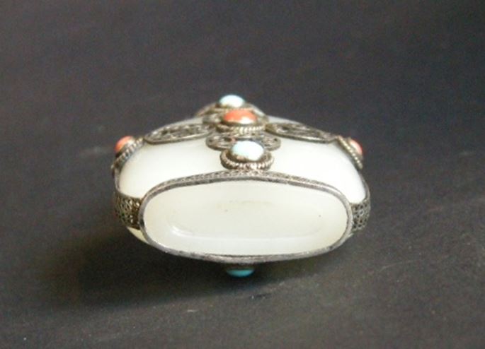 Jade white snuff bottle with silver filigree mount - Silver mount 20th century | MasterArt