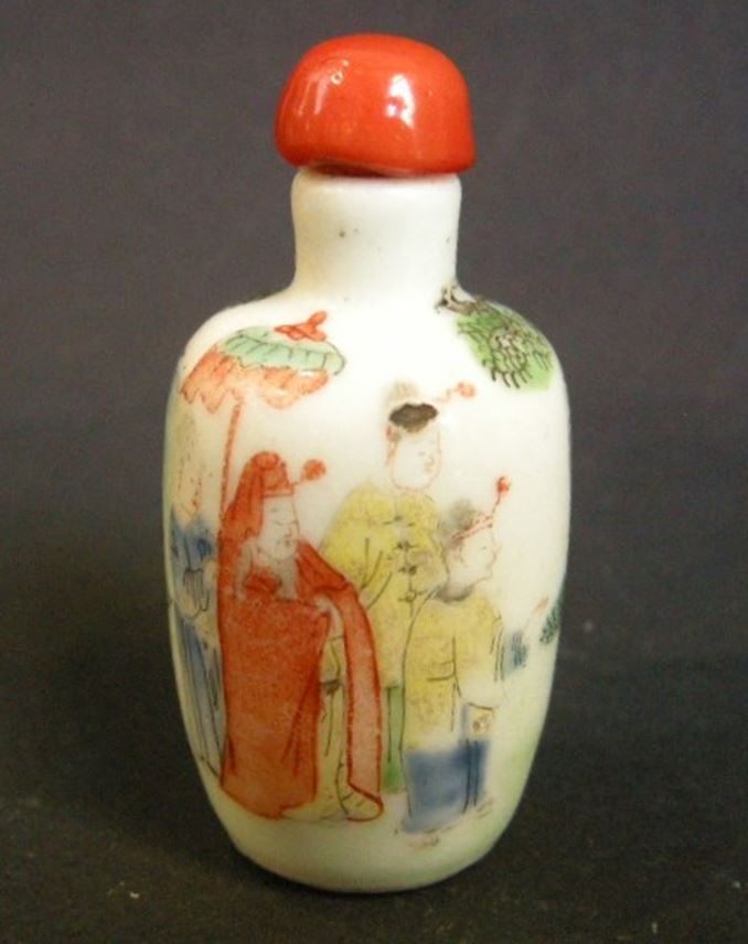 Snuff bottle porcelain decorated with a elephant and figures | MasterArt
