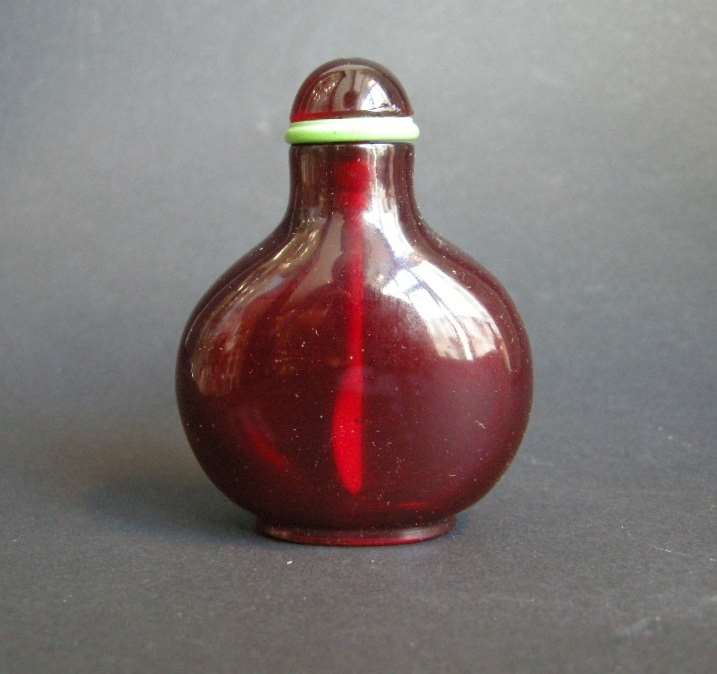 Snuff bottle glass red "rubis" color