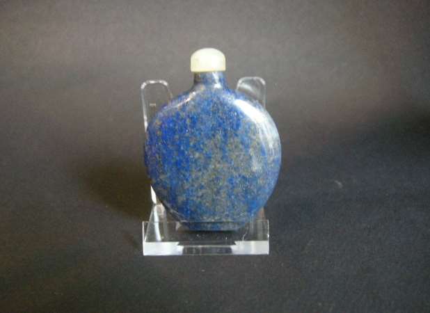 Snuff bottle lapis lazuli in crest shape