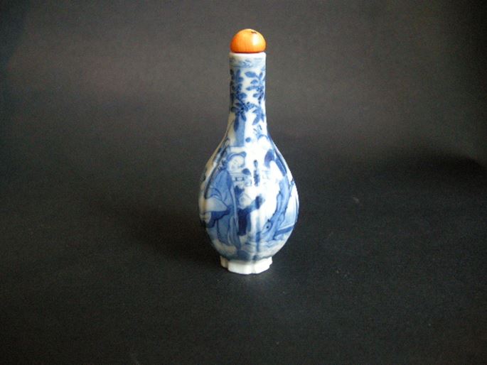 Rare snuff bottle porcelain blue and white hexagonal shape with figures decoration | MasterArt
