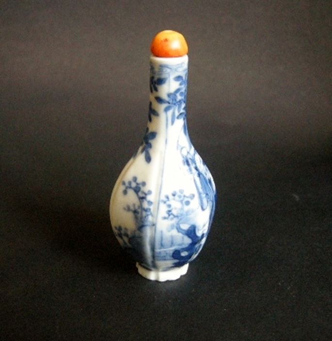 Rare snuff bottle porcelain blue and white hexagonal shape with figures decoration | MasterArt