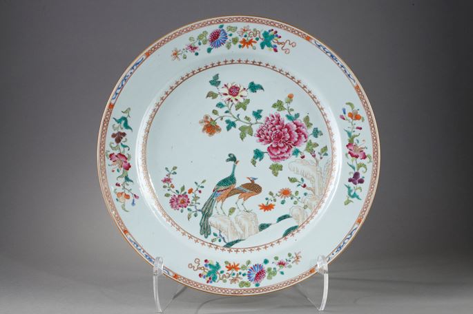 Large porcelain dish from the Famille rose with decoration of two peacocks in a landscape | MasterArt