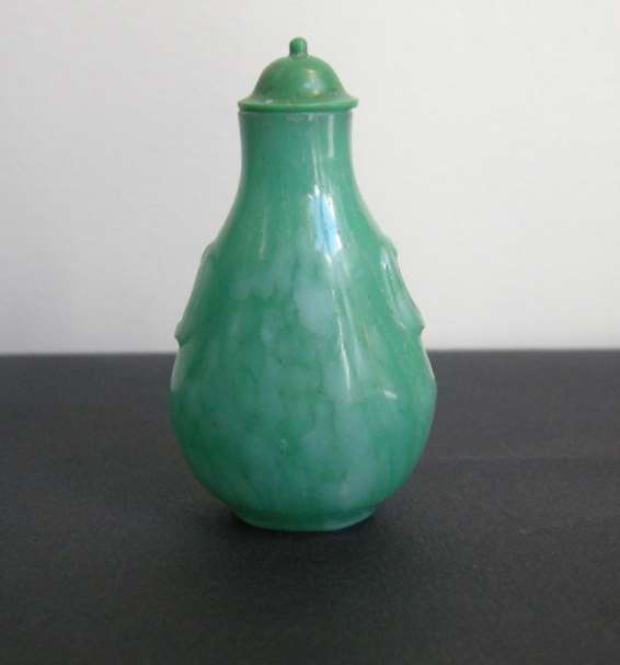 Glass snuff bottle imitating the jadeite emerald color