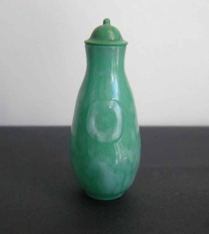 Glass snuff bottle imitating the jadeite emerald color | MasterArt