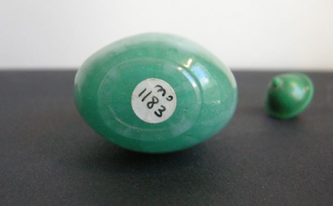 Glass snuff bottle imitating the jadeite emerald color | MasterArt