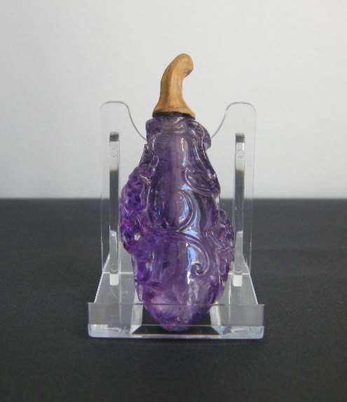 Snuff bottle in amethyst with a shape of carved squash(Beautiful color of the stone)