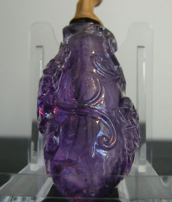 Snuff bottle in amethyst with a shape of carved squash(Beautiful color of the stone) | MasterArt