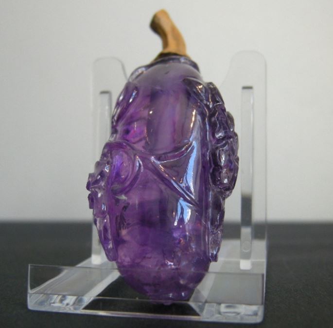 Snuff bottle in amethyst with a shape of carved squash(Beautiful color of the stone) | MasterArt