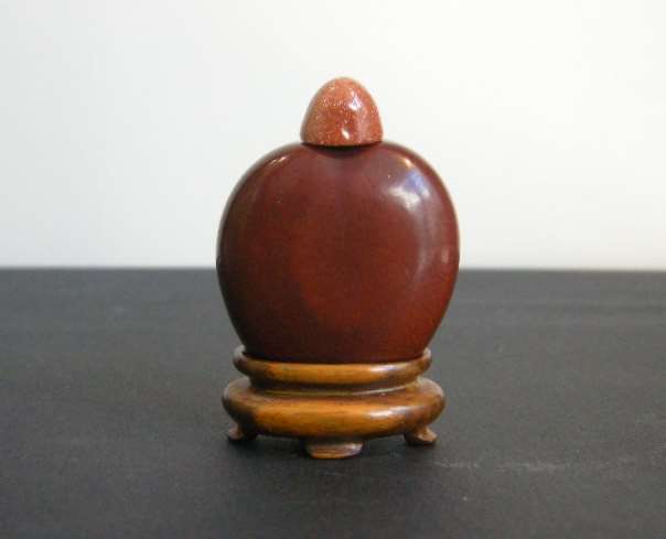 Snuff bottle in lacqued fruit pod