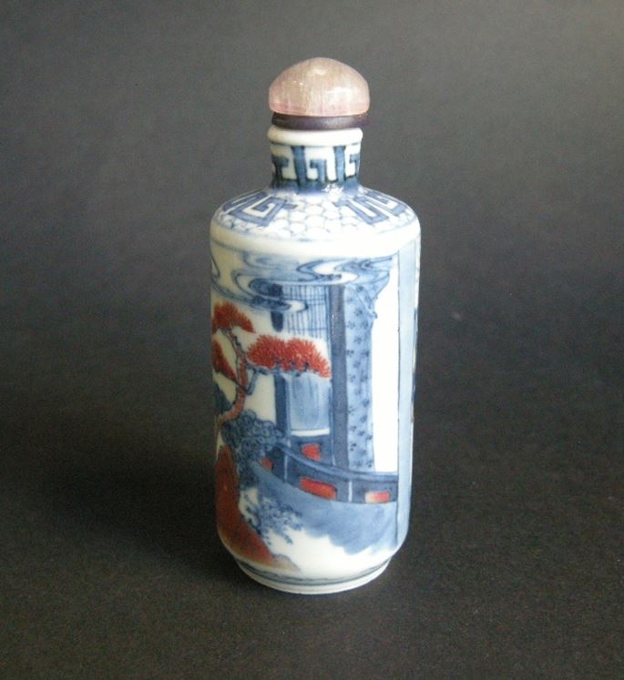 Snuff bottle porcelain in copper red and underglaze blue with a roman scene | MasterArt
