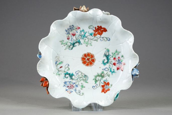 Small bowl in the shape of lotus with a relief decor applied .. China Qianlong period 1736/1795 Diam 14cm | MasterArt