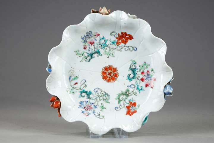 Small bowl in the shape of lotus with a relief decor applied .. China Qianlong period 1736/1795
Diam 14cm
