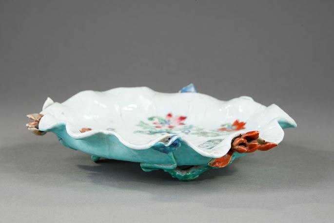 Small bowl in the shape of lotus with a relief decor applied .. China Qianlong period 1736/1795 Diam 14cm | MasterArt