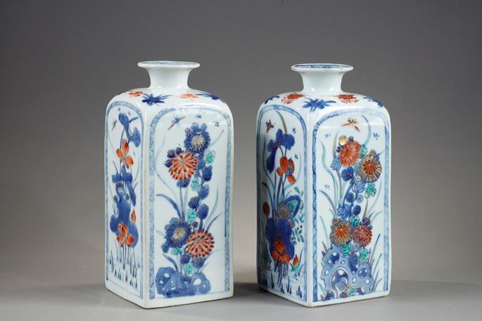 Pair of quadrangular vases decorated in blue underglaze and polychrome enamels of flowers and foliage - China Kangxi period circa 1700/1720 | MasterArt