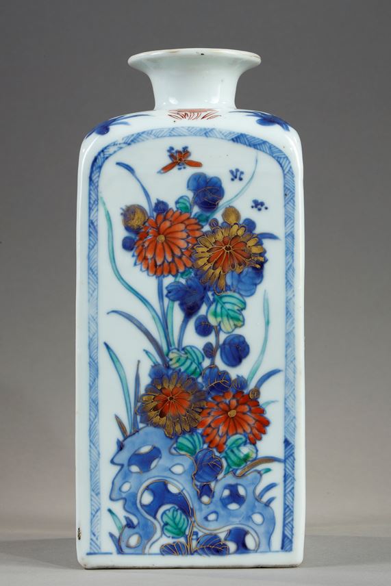 Pair of quadrangular vases decorated in blue underglaze and polychrome enamels of flowers and foliage - China Kangxi period circa 1700/1720 | MasterArt