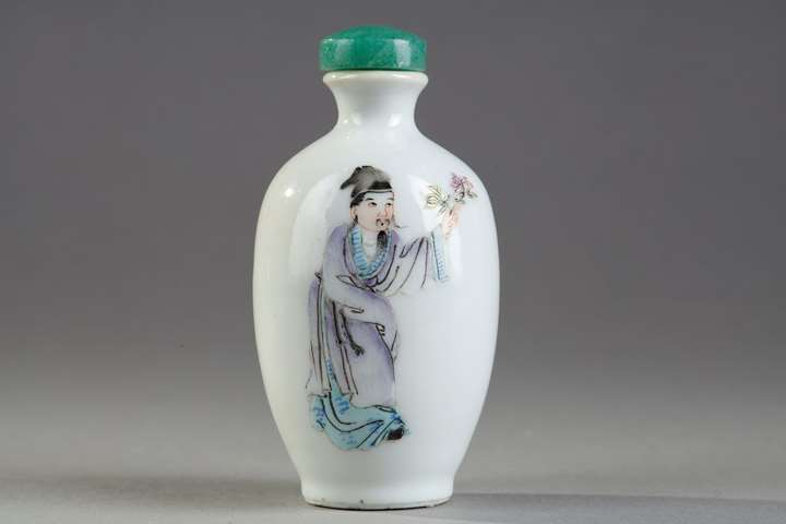 Porcelain snuff bottle decorated with a dignitary holding a bouquet of flowers - Mark Hongxian - It is Yuan Shikai who is named Emperor in 1915  and dies in 1916 - China circa 1916