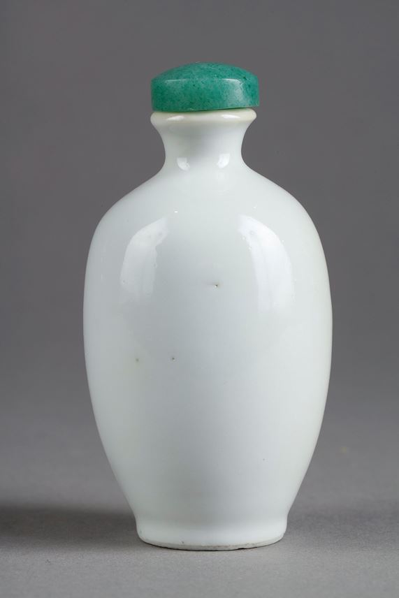 Porcelain snuff bottle decorated with a dignitary holding a bouquet of flowers - Mark Hongxian - It is Yuan Shikai who is named Emperor in 1915  and dies in 1916 - China circa 1916 | MasterArt