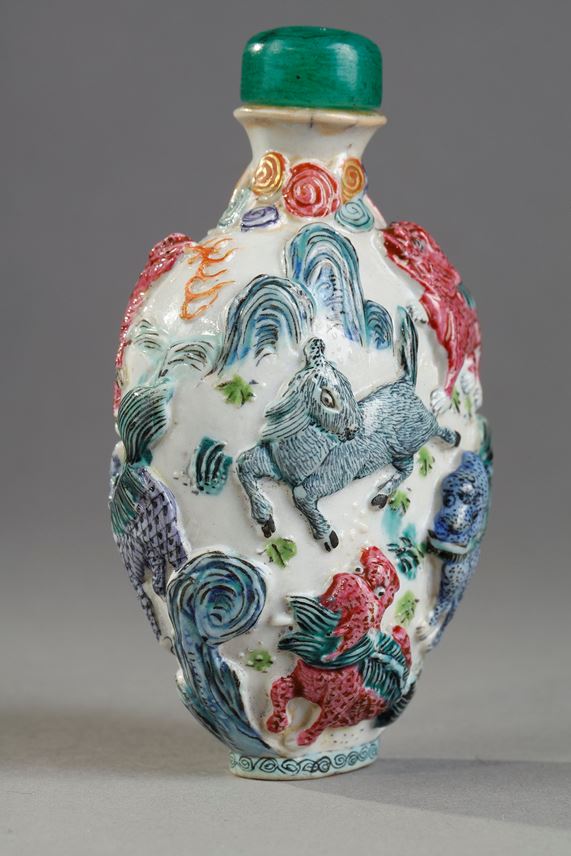 Moulded porcelain snuff box with fantastic animals decor - China 1800/1840 | MasterArt