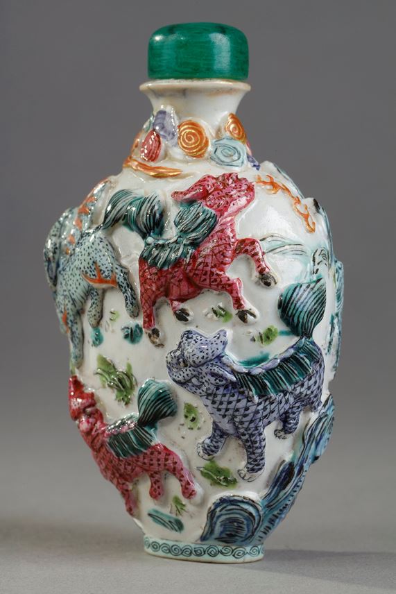 Moulded porcelain snuff box with fantastic animals decor - China 1800/1840 | MasterArt