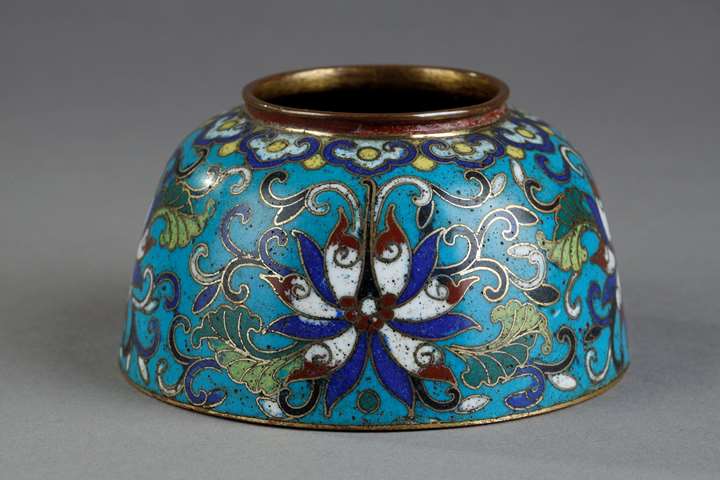 Water bucket in cloisonné enamel  (object of the scholars ) decorated with flowers and stylized rinses  - China 1790/1820