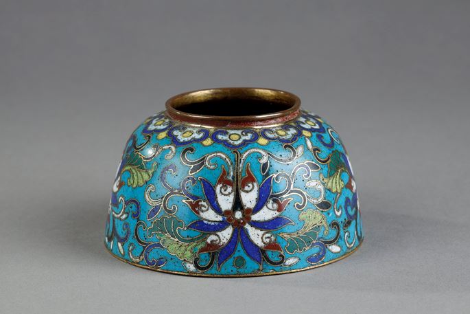 Water bucket in cloisonné enamel  (object of the scholars ) decorated with flowers and stylized rinses  - China 1790/1820 | MasterArt