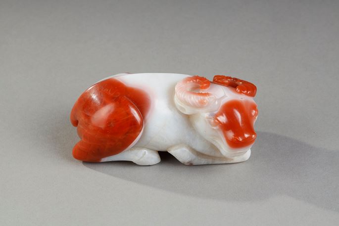Statuette in white and rust carnelian representing a recumbent buffalo. China 19th century 10 cm long | MasterArt