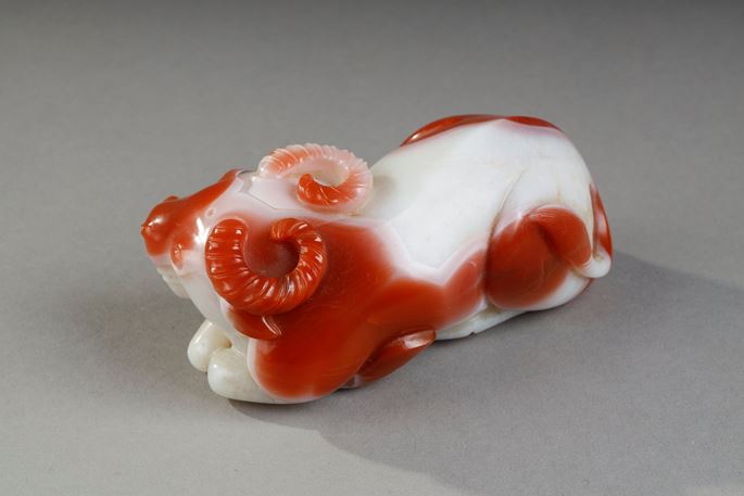 Statuette in white and rust carnelian representing a recumbent buffalo. China 19th century 10 cm long | MasterArt