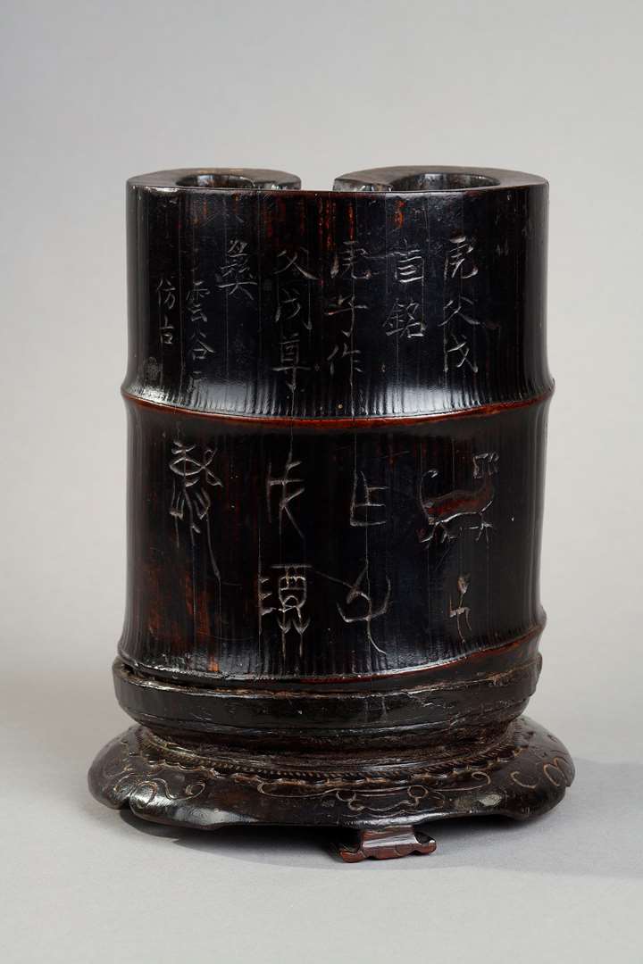 bamboo brush pot (bitong) in the shape of a cloud of good omen, black lacquered and incised with an archaic inscription surmounted by a commentary in current . Inscription on the vase "you" dedicated by Hu to Father Wu  -
his son Hu had this vase made for his father Wu Imitated the ancient by Val des Nuées . China 19th century