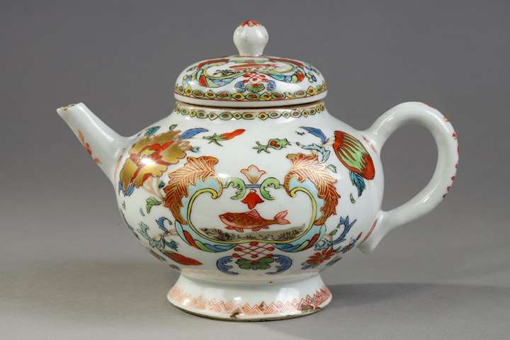 Porcelain teapot from the Famille rose  with decor called Pompadour 
China circa 1745