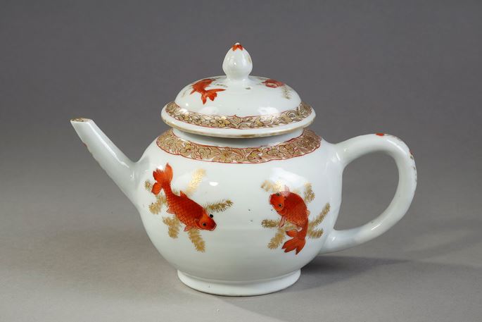 Teapot porcelain decoration with fish in iron red and gold-  Yongzheng period 1723/1735 | MasterArt