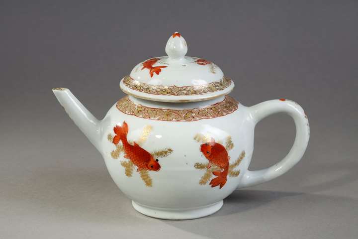 Teapot porcelain decoration with fish in iron red and gold-  Yongzheng period 1723/1735
