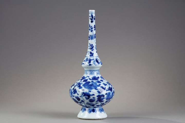 Sprinkler for rose water porcelain Blue White a floral decor  . China Kangxi period 1662/1722