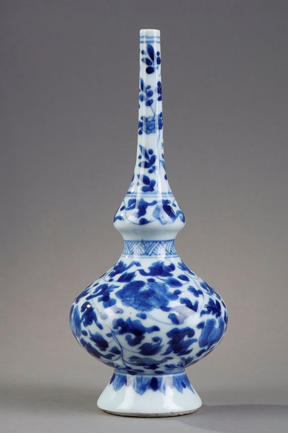 Sprinkler for rose water porcelain Blue White a floral decor  . China Kangxi period 1662/1722 | MasterArt