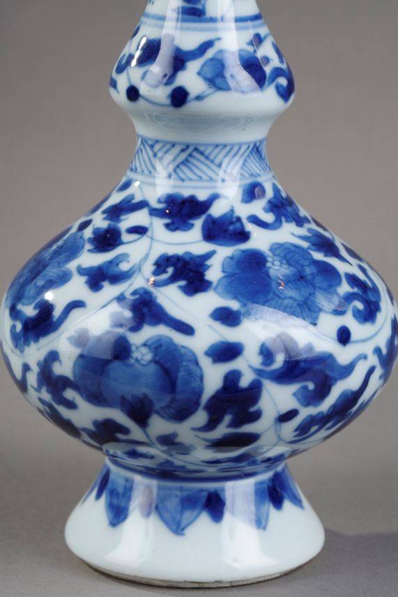 Sprinkler for rose water porcelain Blue White a floral decor  . China Kangxi period 1662/1722 | MasterArt